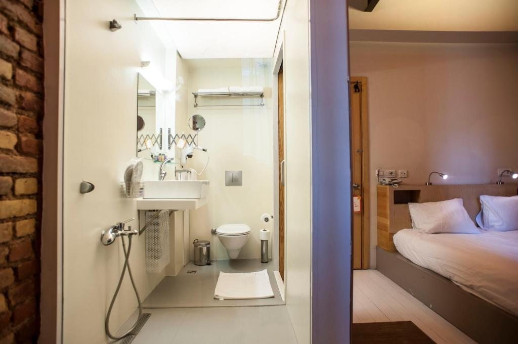 Двухместный (Улучшенный двухместный номер с 1 кроватью или 2 отдельными кроватями и кирпичной стеной) отеля Peradays, Стамбул