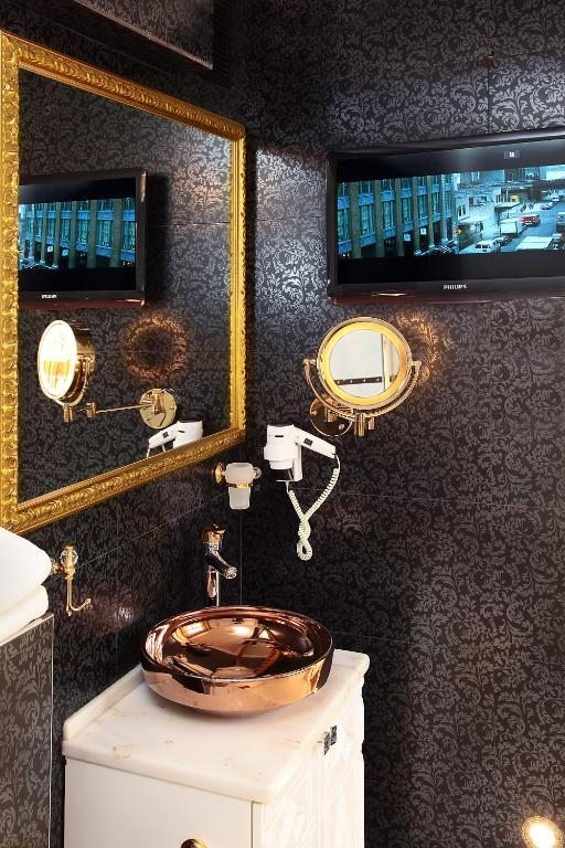 Двухместный (Роскошный люкс с гидромассажной ванной (Пакет услуг для новобрачных)) отеля Sultan Tughra Hotel, Стамбул