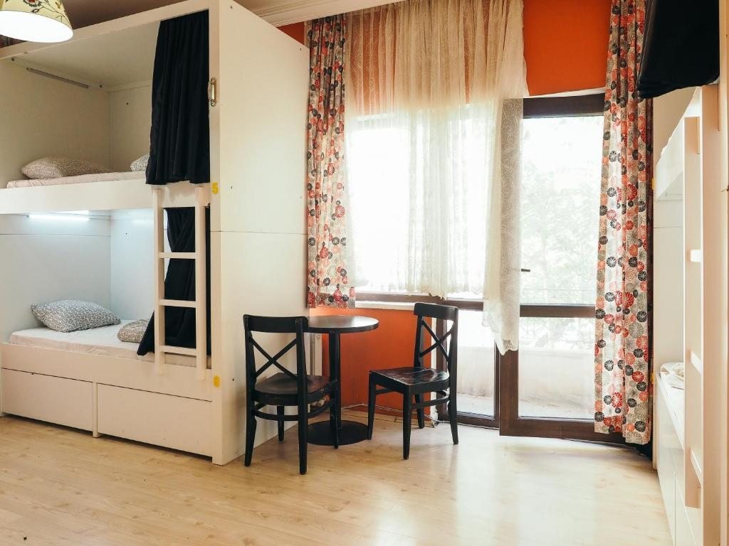 Номер (Кровать в общем 6-местном номере для мужчин и женщин) хостела Deeps Hostel, Анкара