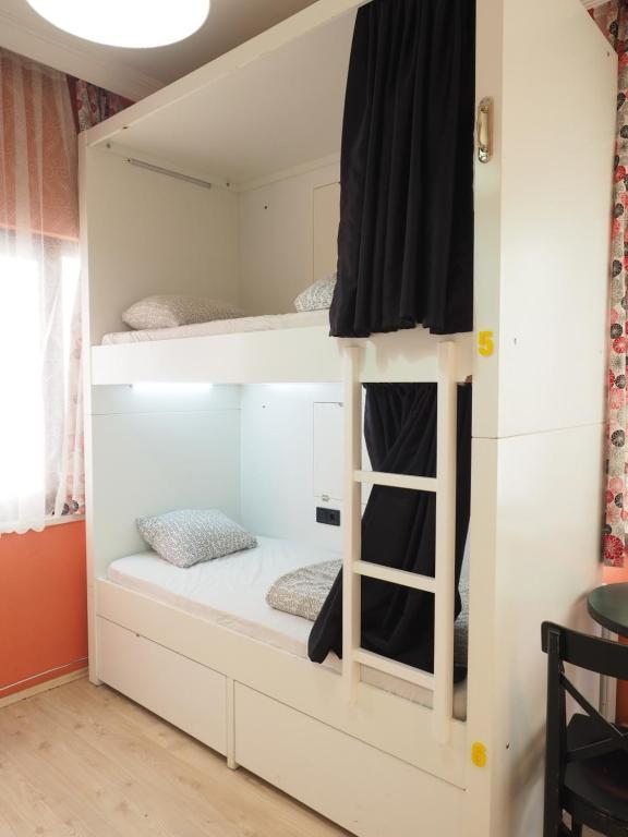 Номер (Кровать в общем 4-местном номере для мужчин и женщин) хостела Deeps Hostel, Анкара