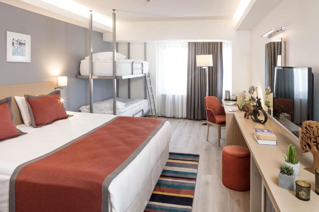 Четырехместный (Deluxe Family Room  King Bed and 1 Bunk Bed  Non Smoking) отеля YV Hotel, Анкара