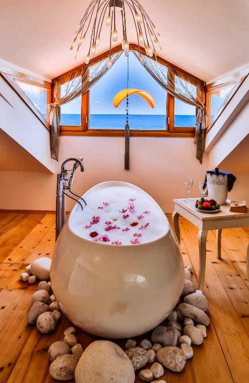 Двухместный (Улучшенный номер в мансарде с видом на море и ванной) отеля Oyster Residences - Adult Only, Олюдениз
