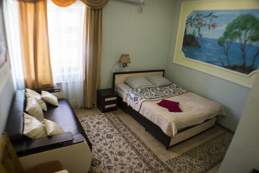 Двухместный (Комфорт с 1 кроватью и диваном-кроватью) гостиницы Сюрприз на Космонавтов, Астрахань