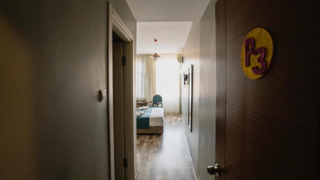 Двухместный (Классический двухместный номер с 1 кроватью и балконом) хостела Puffin Hostel - Istanbul, Стамбул