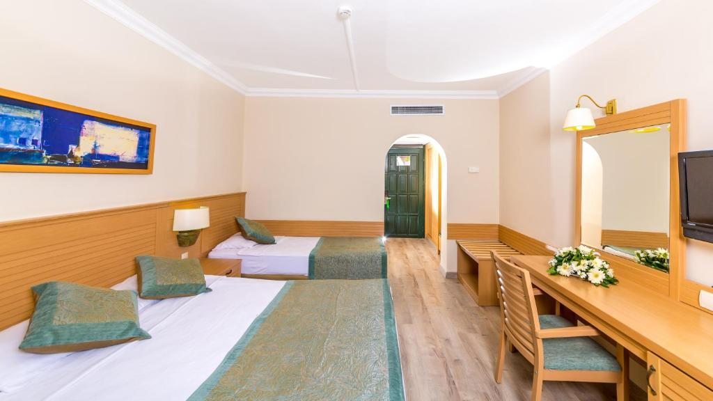 Двухместный (Стандартный двухместный номер «Вилла» с 1 кроватью или 2 отдельными кроватями и видом на сад (для 2 взрослых и 2 детей)) курортного отеля Grand Yazıcı Marmaris Palace, Мармарис