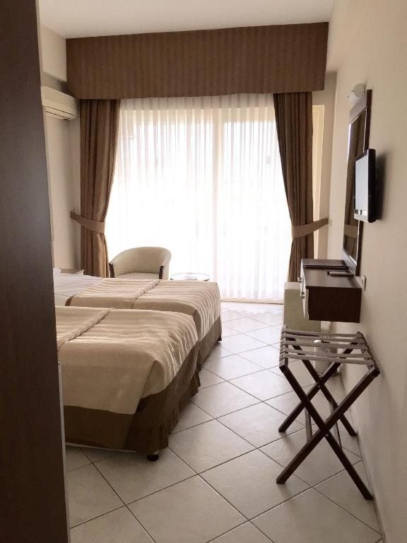 Трехместный (Стандартный трехместный номер с видом на окрестности) курортного отеля Batihan Beach Resort & Spa, Кушадасы