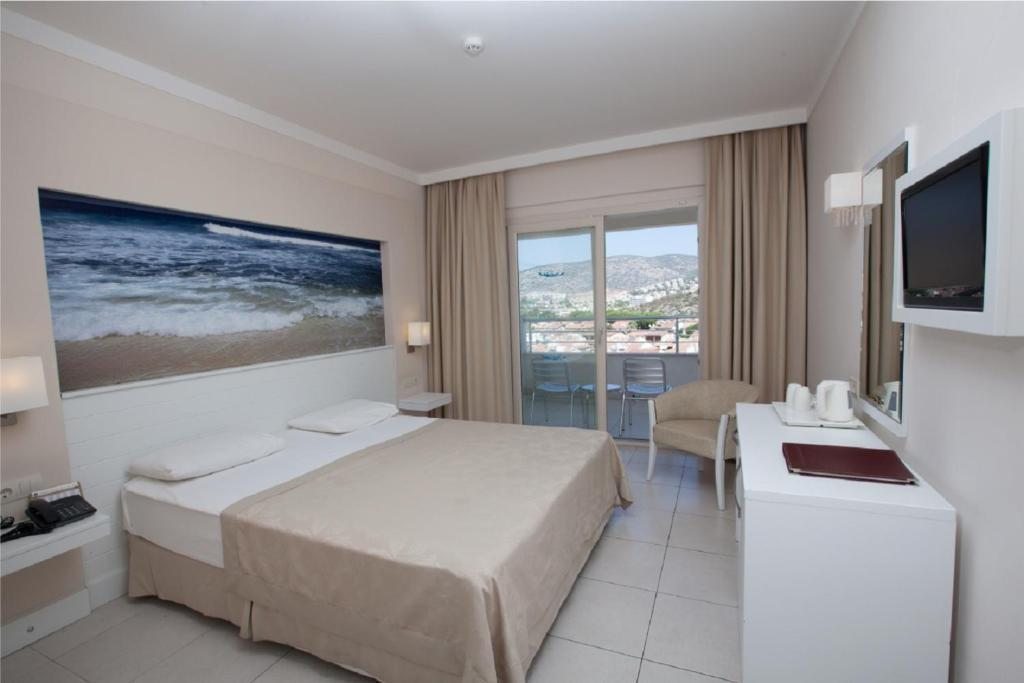 Двухместный (Двухместный номер с 2 отдельными кроватями и видом на бассейн) курортного отеля Batihan Beach Resort & Spa, Кушадасы