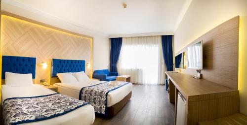 Трехместный (Улучшенный трехместный номер) курортного отеля Labranda Ephesus Princess, Кушадасы