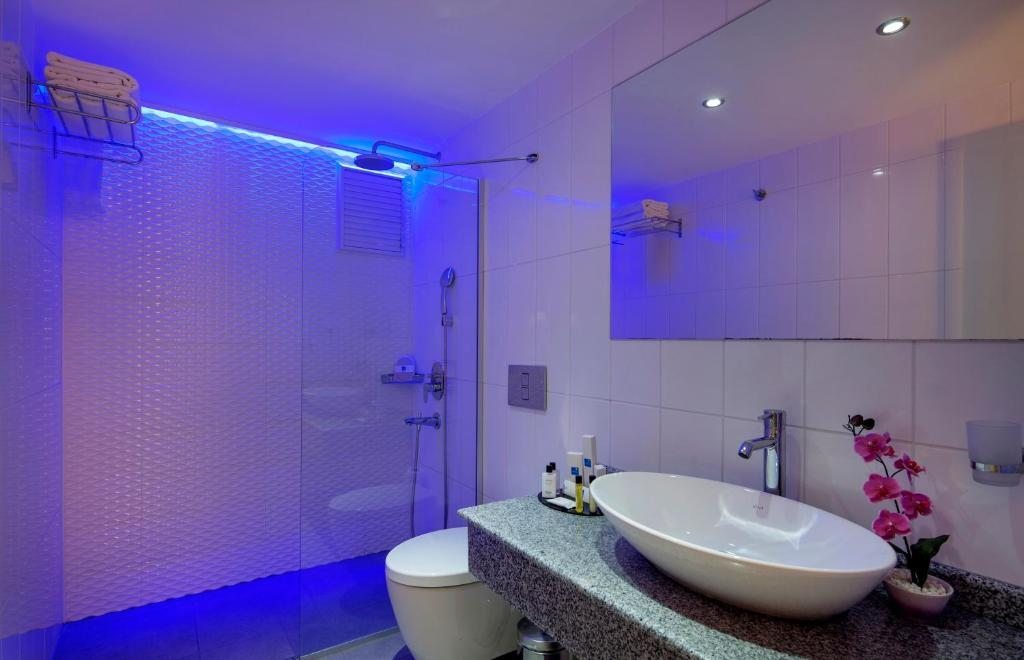 Двухместный (Двухместный номер с 1 кроватью или 2 отдельными кроватями и видом на море (для 2 взрослых и 2 детей)) курортного отеля Le Bleu Hotel & Resort Kusadasi, Кушадасы