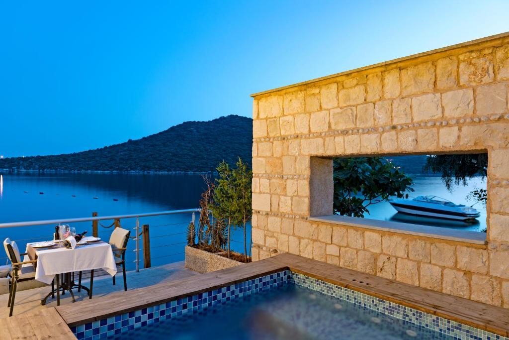 Сьюит (Люкс для новобрачных с видом на море и гидромассажной ванной) отеля Doria Hotel Yacht Club Kaş, Каш
