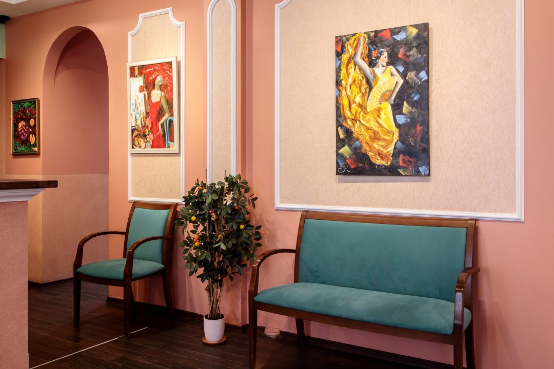 Интерьеры украшены картинами петербургских художников. Гостевые комнаты и апартаменты Грифон
