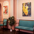 Интерьеры украшены картинами петербургских художников