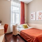 Небольшая уютная комната с двуспальной кроватью