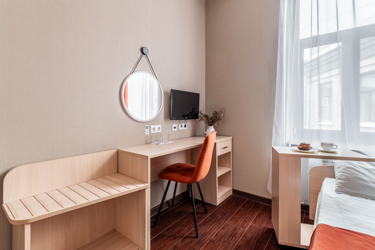 есть столик для макияжа или рабочее место