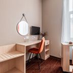 есть столик для макияжа или рабочее место