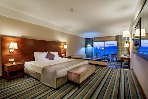 Двухместный (Улучшенный номер с видом на море) курортного отеля Pine Bay Holiday Resort, Кушадасы