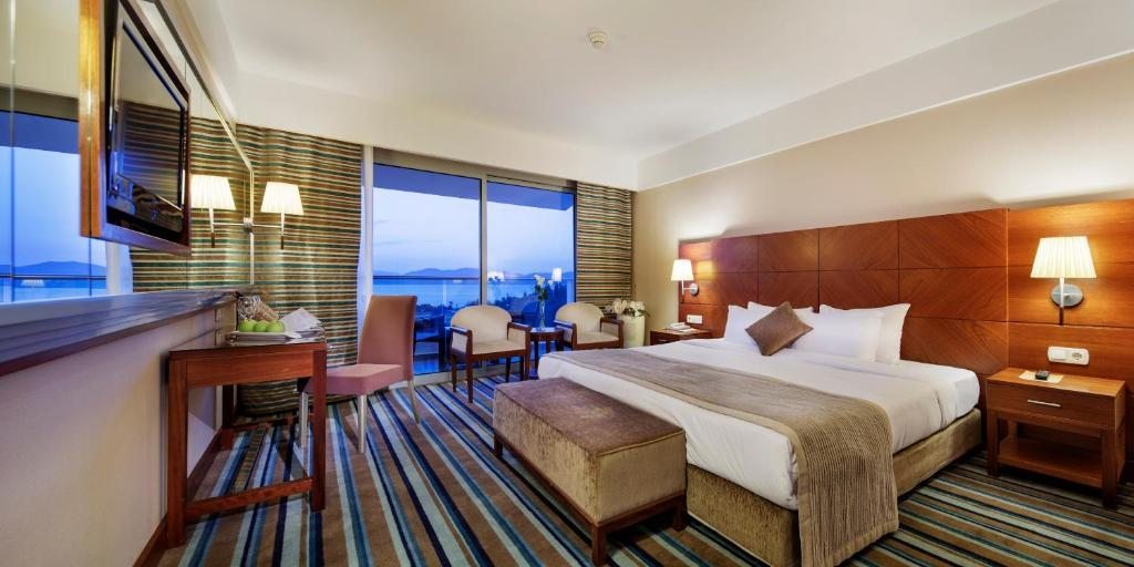 Двухместный (Стандартный номер с видом на море (для гостей с 1 ребенком)) курортного отеля Pine Bay Holiday Resort, Кушадасы