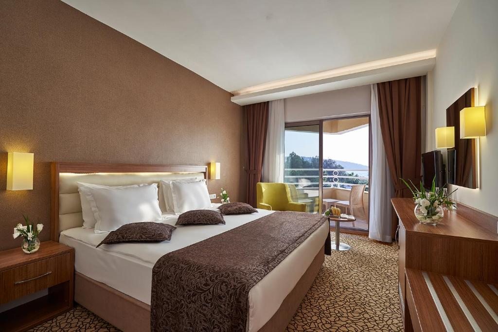 Сьюит (Улучшенный люкс с видом на море или горы) курортного отеля Richmond Ephesus Resort, Кушадасы