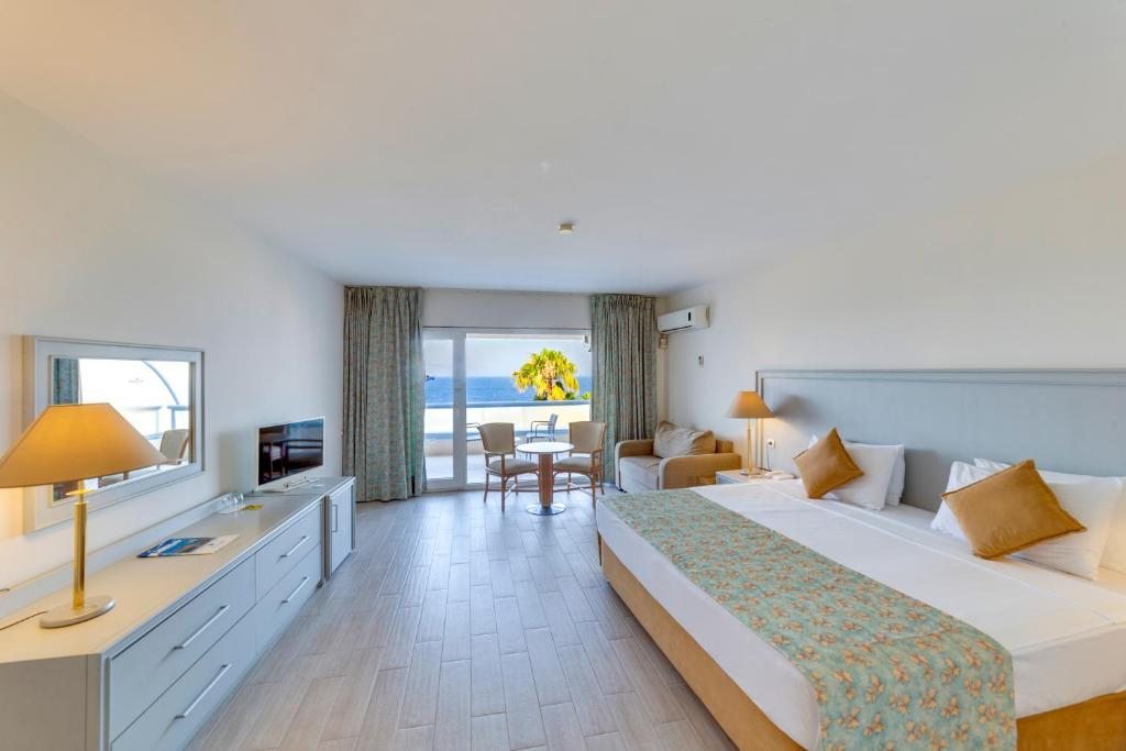 Двухместный (Двухместный номер с 1 кроватью или 2 отдельными кроватями и видом на море) курортного отеля The Grand Blue Sky International, Кушадасы