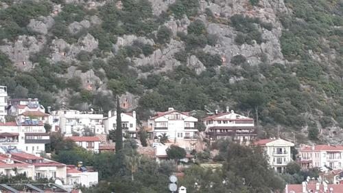 Трехместный (Трехместный номер с видом на горы) семейного отеля Hilal Pansiyon, Каш