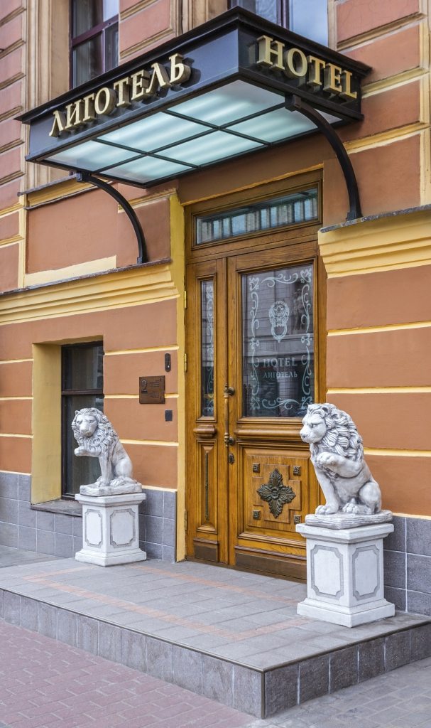 Главный вход в отель «Лиготель» 3*, Санкт-Петербург. Отель Лиготель