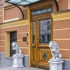 Главный вход в отель «Лиготель» 3*, Санкт-Петербург