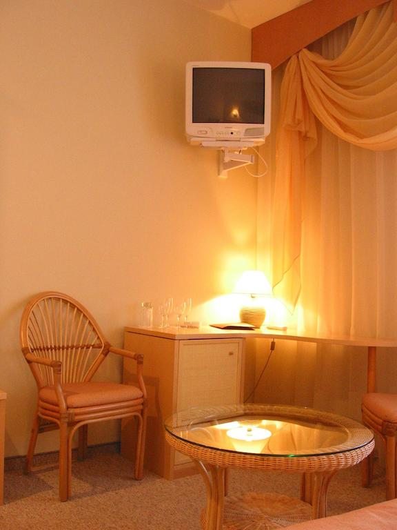 Двухместный (Стандартный двухместный номер с 2 отдельными кроватями) гостиничного комплекса Уральский Двор, Арамиль