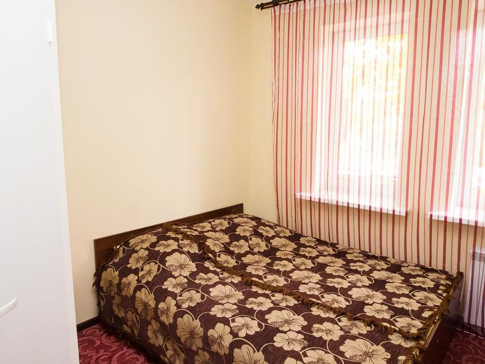 Двухместный (Бюджетный, с одной двуспальной кроватью, без окна) гостиницы Отдохни, Воронеж