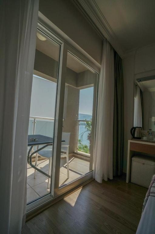 Двухместный (Двухместный номер Делюкс с 1 кроватью и боковым видом на море) отеля Yunus Hotel, Мармарис