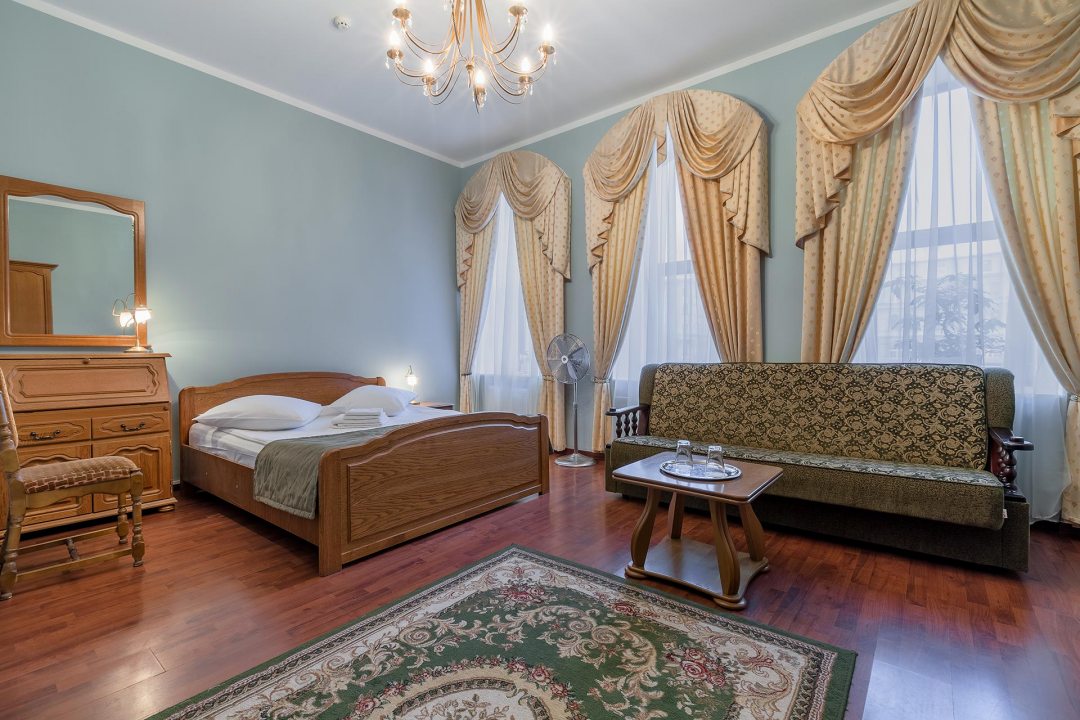 Двухместный (Комфорт с двуспальной кроватью и диваном) мини-отеля Абажур на Фонтанке, Санкт-Петербург