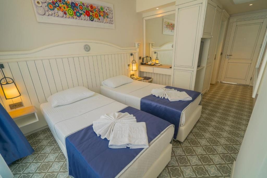 Двухместный (Двухместный номер Делюкс с 1 кроватью или 2 отдельными кроватями, французским балконом и видом на сушу) отеля Marmaris Beach Hotel - Natalie's Beach Hotel, Мармарис