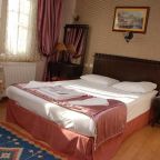 Двухместный (Двухместный номер эконом-класса с 1 двуспальной или 2 отдельными кроватями - Первый этаж), Tashkonak Studio Suites