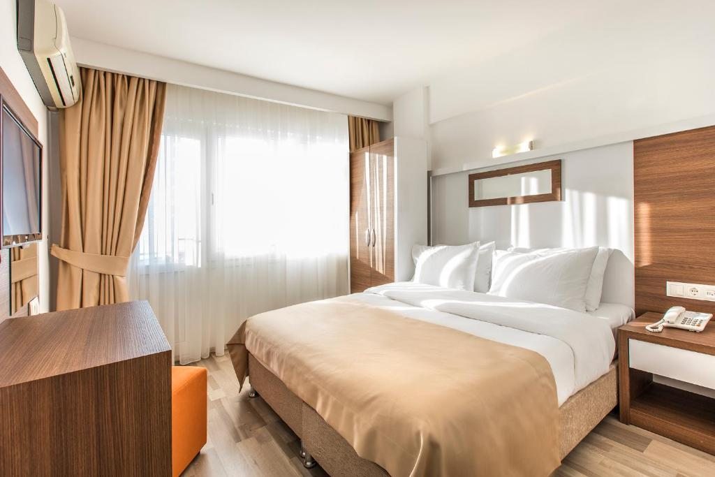 Двухместный (Двухместный номер с 1 кроватью и балконом, вид на море) отеля Demir Suit Hotel, Кушадасы