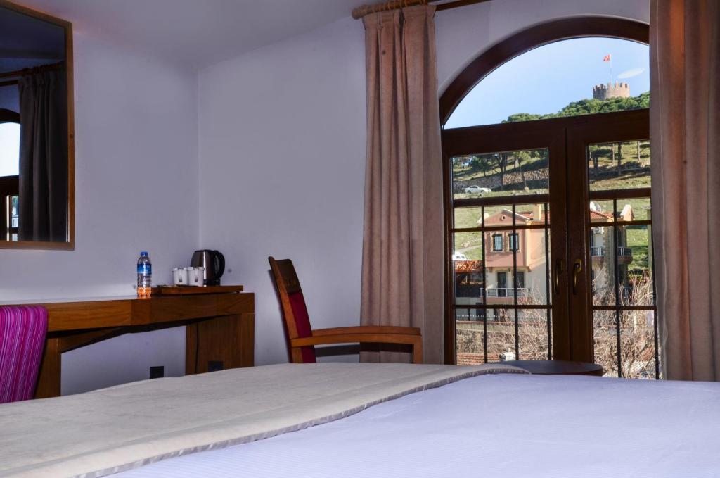 Двухместный (Двухместный номер Делюкс с 1 кроватью или 2 отдельными кроватями, вид на город) отеля Bacacan, Айвалык