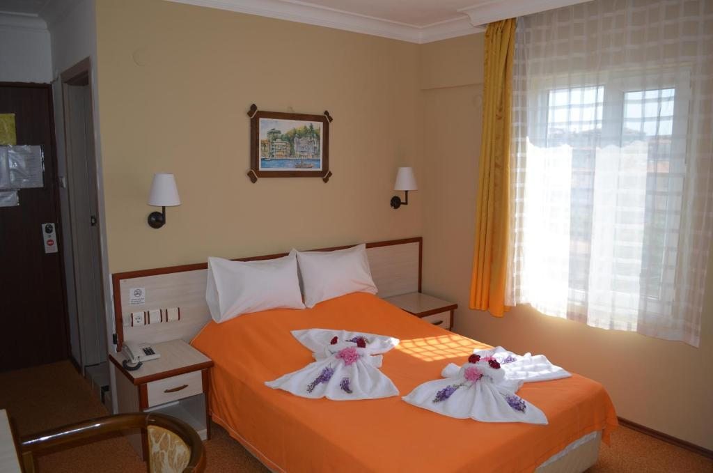 Двухместный (Двухместный номер эконом-класса с 1 кроватью) отеля Megas Hotel, Айвалык