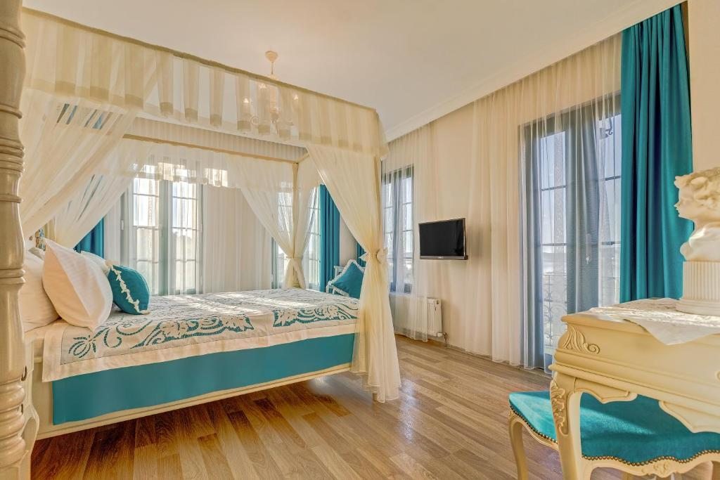 Двухместный (Номер на верхнем этаже с драпированными кроватями и видом на море) семейного отеля Cunda Esen Hotel, Айвалык