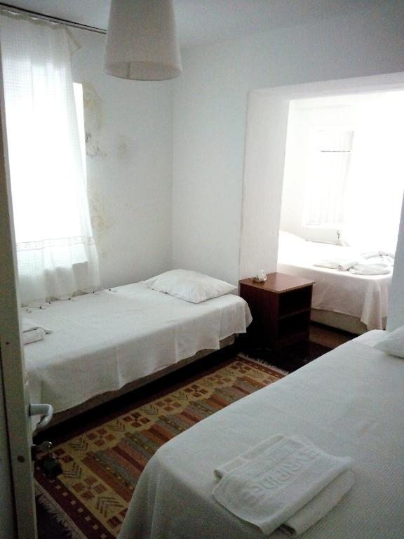 Двухместный (Двухместный номер с 2 отдельными кроватями и общей ванной комнатой) гостевого дома Mavi Pension, Айвалык