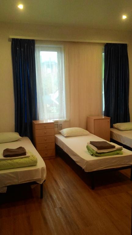 Номер (Односпальная кровать в мужском общем номере) отеля Holiday на Заречной, Красноярск