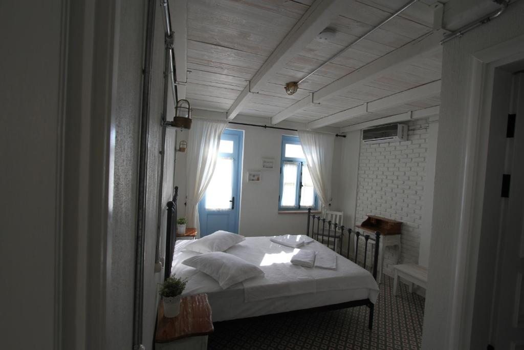 Двухместный (Двухместный номер с 1 кроватью и балконом, вид на море) семейного отеля Cesmeli Han, Айвалык