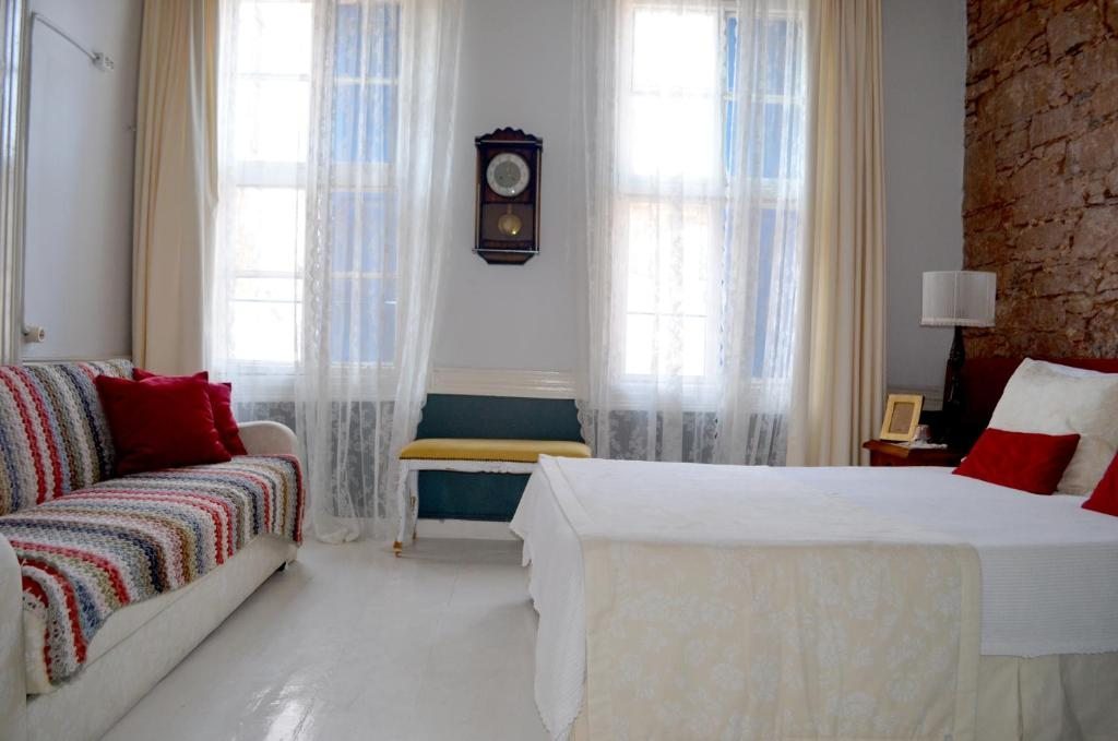 Двухместный (Улучшенный двухместный номер с 1 кроватью) гостевого дома Cunda Adali Pansiyon, Айвалык