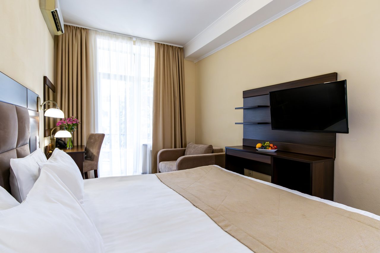 Семейный (Family +), Отель Бристоль