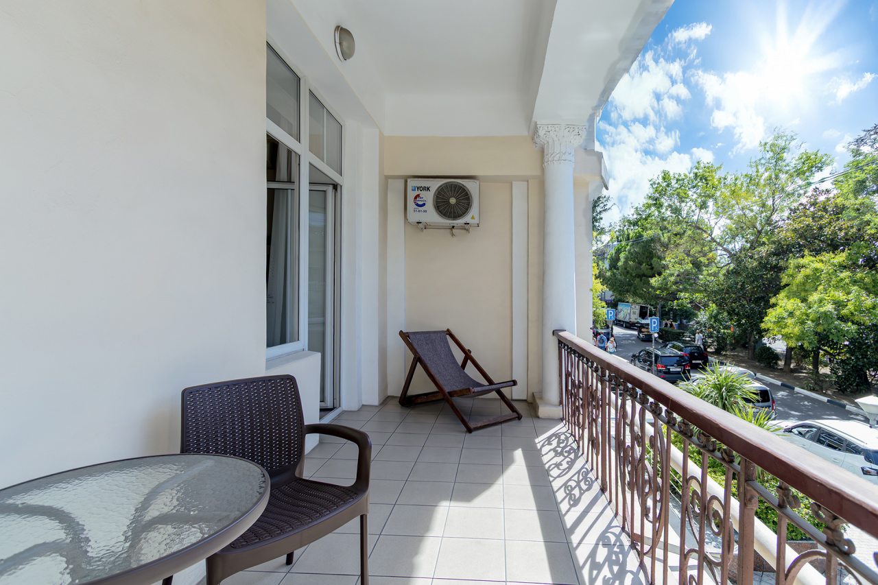 Семейный (Family +), Отель Бристоль