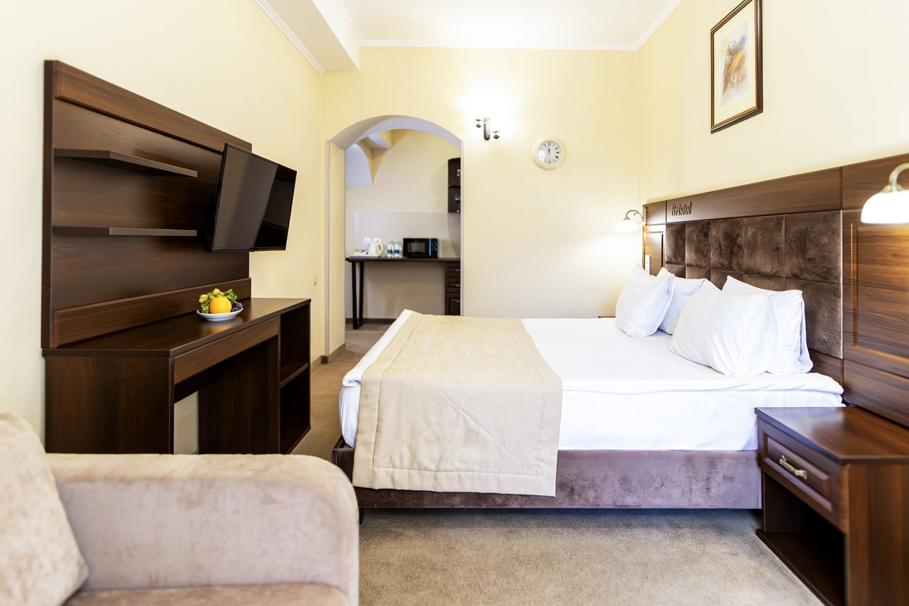 Семейный (Family +), Отель Бристоль
