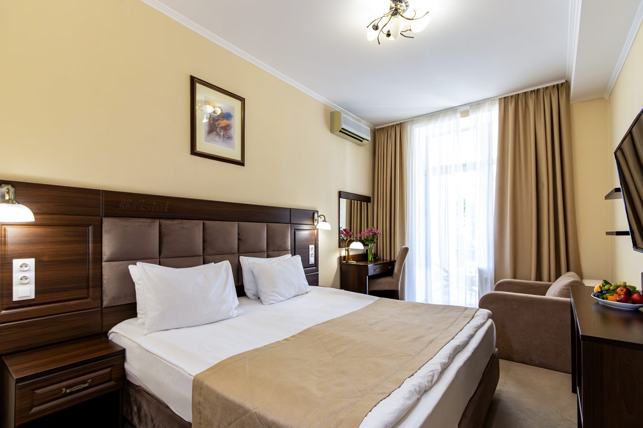 Семейный (Family +), Отель Бристоль