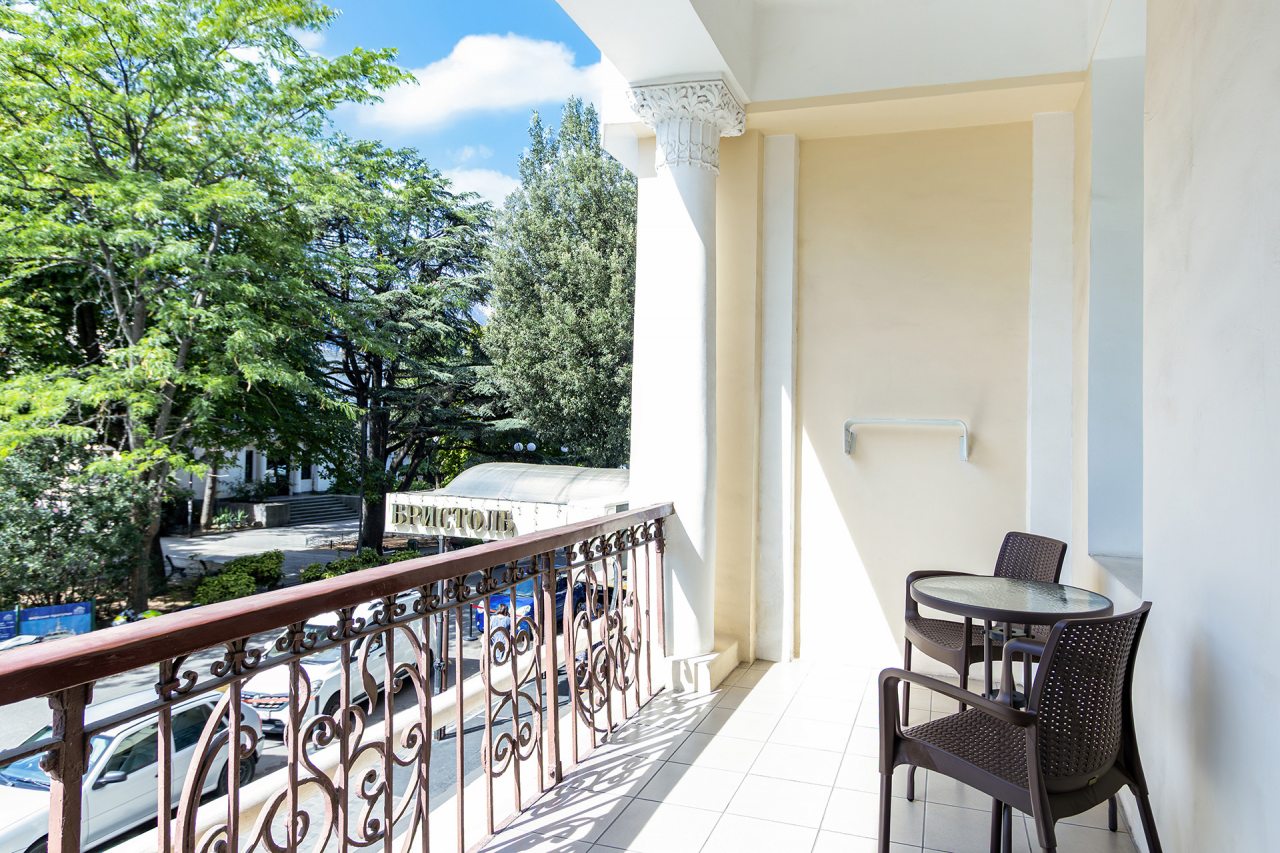 Семейный (Family +), Отель Бристоль