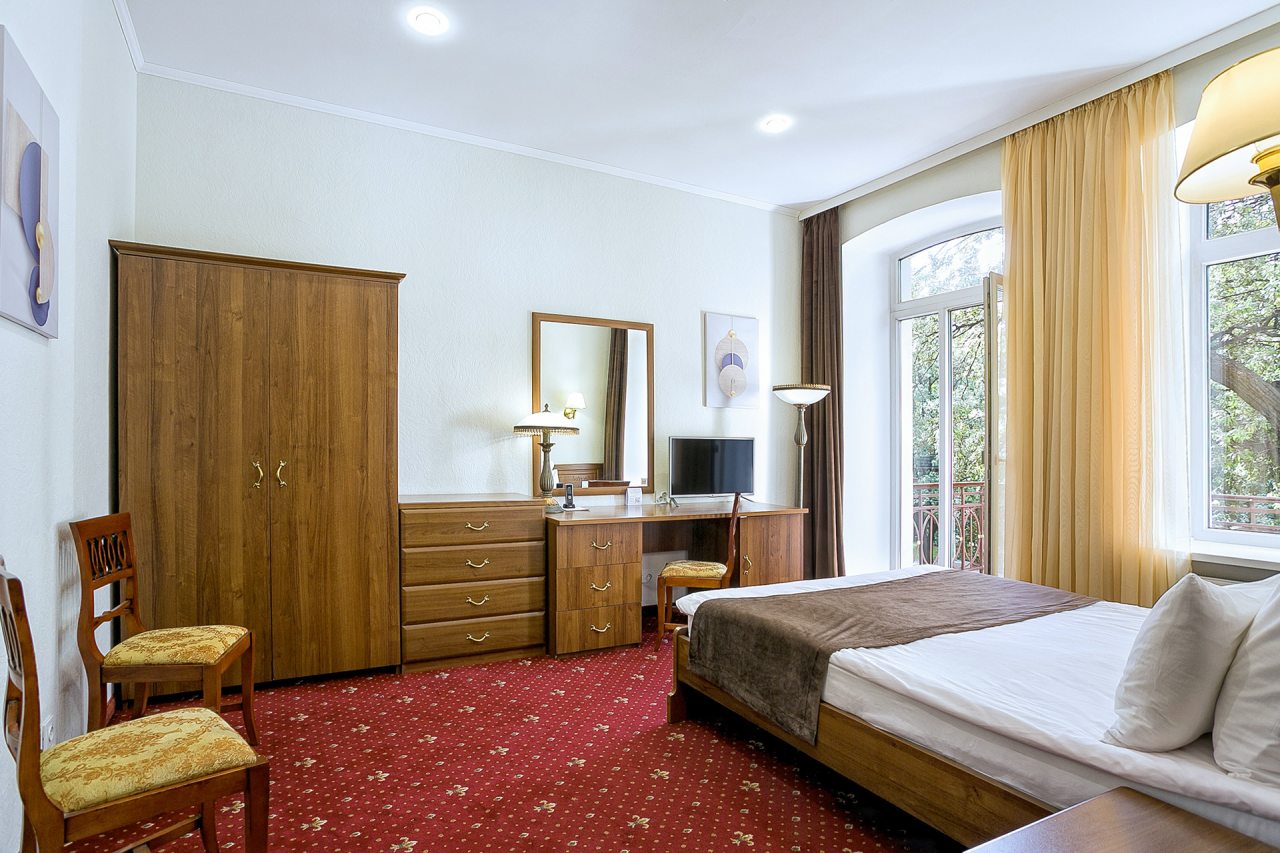 Люкс (Полулюкс), Отель Бристоль