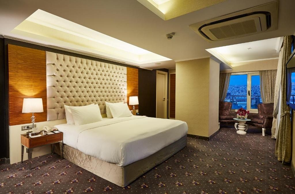 Сьюит (Полулюкс с кроватью размера «king-size») отеля DoubleTree by Hilton Izmir - Alsancak, Измир