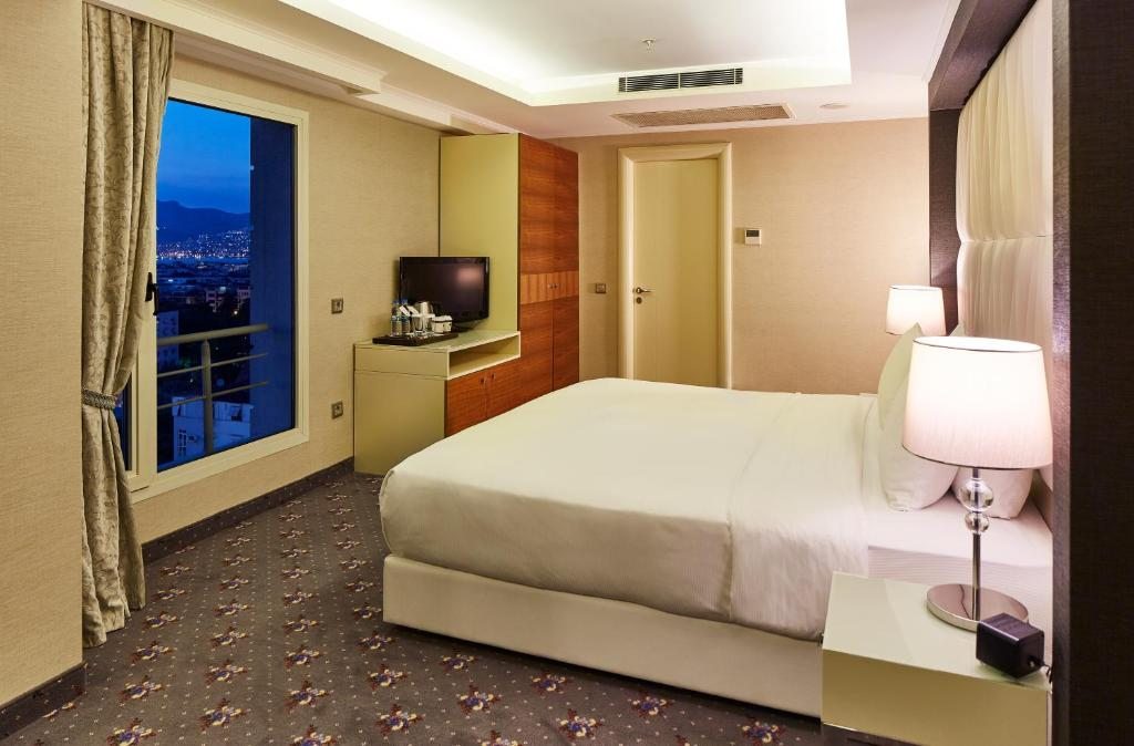 Двухместный (Номер Делюкс с кроватью размера «king-size», вид на море) отеля DoubleTree by Hilton Izmir - Alsancak, Измир