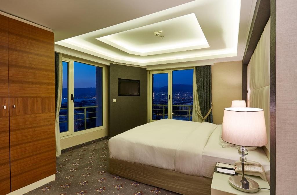 Двухместный (Улучшенный номер с кроватью размера «king-size» и видом на море) отеля DoubleTree by Hilton Izmir - Alsancak, Измир