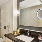 Сьюит (Полулюкс с кроватью размера «king-size»), Отель DoubleTree by Hilton Izmir - Alsancak